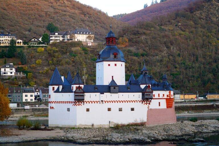 Wellness Travel Trends: Detox Retreats, Yoga Escapes, and Mindfulness Experiences